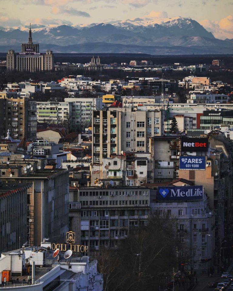 Imagine spectaculoasă. Munții Bucegi, vizibili din centrul Bucureștiului
