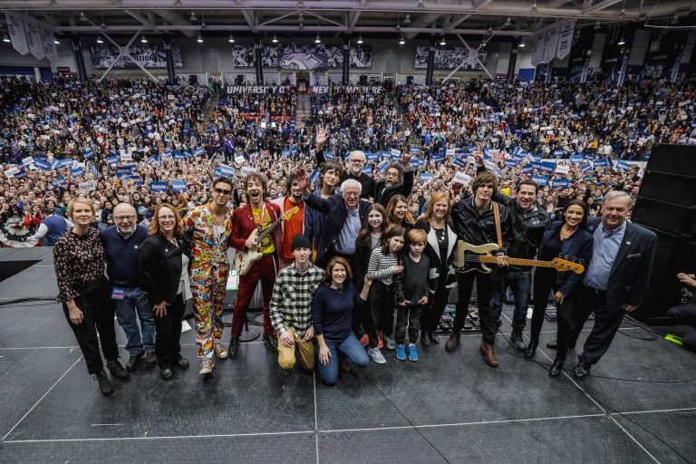 Primarul New York-ului îl sprijină pe Bernie Sanders în cursa internă pentru Casa Albă