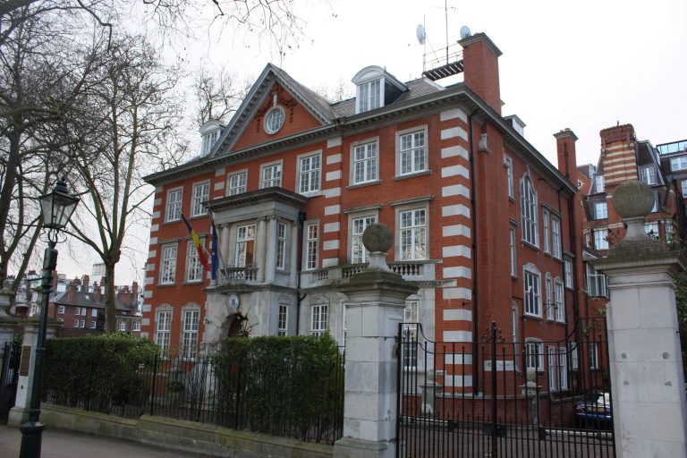 Oficiali ai Ambasadei României la Londra au vizitat cele două firme româneşti care au primit ameninţări xenofobe