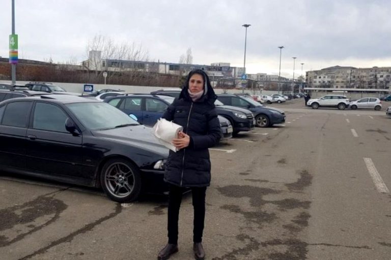 VIDEO O femeie nevoiaşă a găsit un portofel cu 19.000 de euro şi l-a predat Poliţiei: Nu erau banii mei munciţi!
