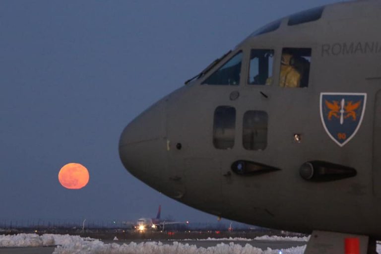 O aeronavă cu combinezoane de protecţie din Coreea de Sud ajunge în ţară în noaptea de marţi spre miercuri