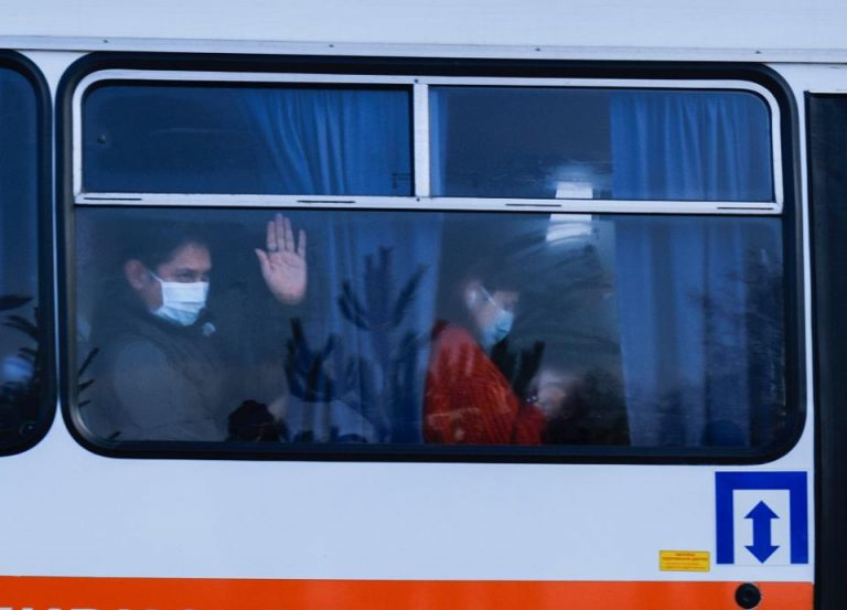 VIDEO Nebunie în Ucraina de teama coronavirusului: Cetățenii aduși din China, protejați de blindate ale armatei în drumul spre spital