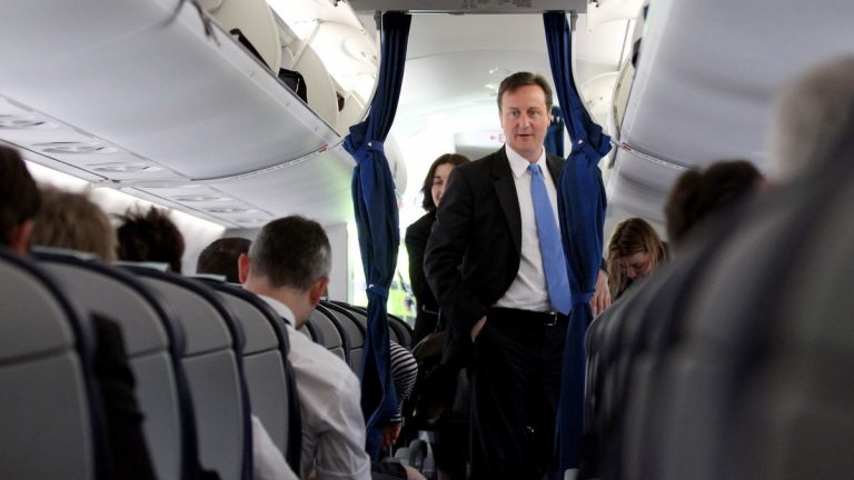 Bodyguardul lui David Cameron și-a uitat pistolul în toaleta unui avion