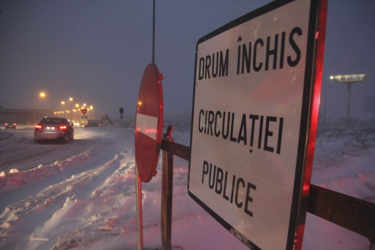Infotrafic, situaţia drumurilor închise din cauza zăpezii la ora 22.00
