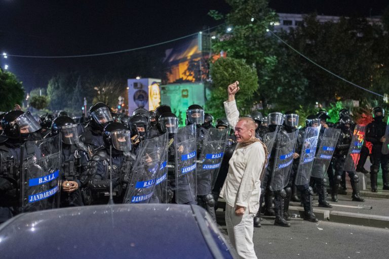 Coincidența coincidențelor: „Dirijorul” de la jandarmiadă, prieten cu soțul procuroarei care anchetează Dosarul 10 august