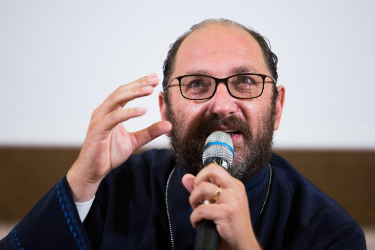 Preotul Constantin Necula: Suntem într-o „criză a ecologiei sufletului”. Despre coronavirus: Pentru a reduce „virusarea” ar trebui să închidem Facebook-ul