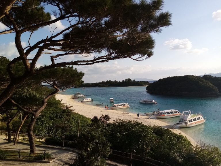 Galerie FOTO-VIDEO. Una dintre cele mai spectaculoase destinații turistice din Pacific, în care înotul este interzis