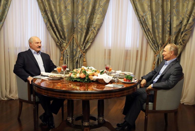 Putin l-a servit pe Lukanşenko cu un terci de cereale, pentru a destinde discuţiile dificile cu privire la preţul petrolului