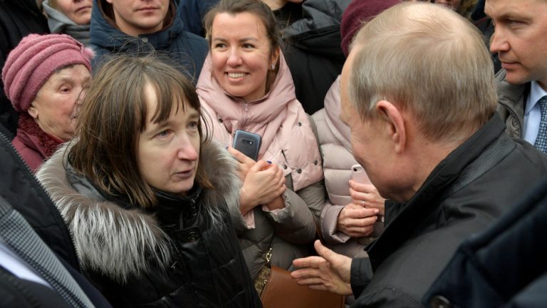 VIDEO Reacția lui Putin la criticile venite din partea unei femei sărmane din Sankt Petersburg