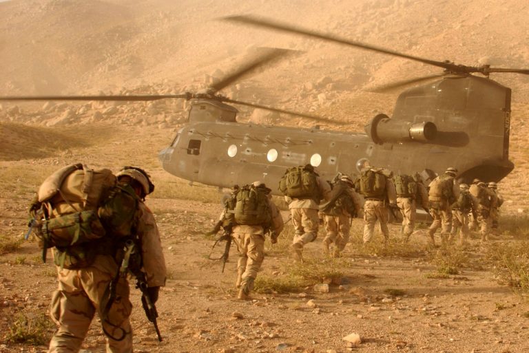 SUA îşi retrag forţele din Afganistan în 14 luni dacă talibanii îşi respectă angajamentele