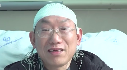 VIDEO. Momentul în care un medic din Wuhan se prăbușește la pământ din cauza epuizării. Doctorul și-a spart dinții din față