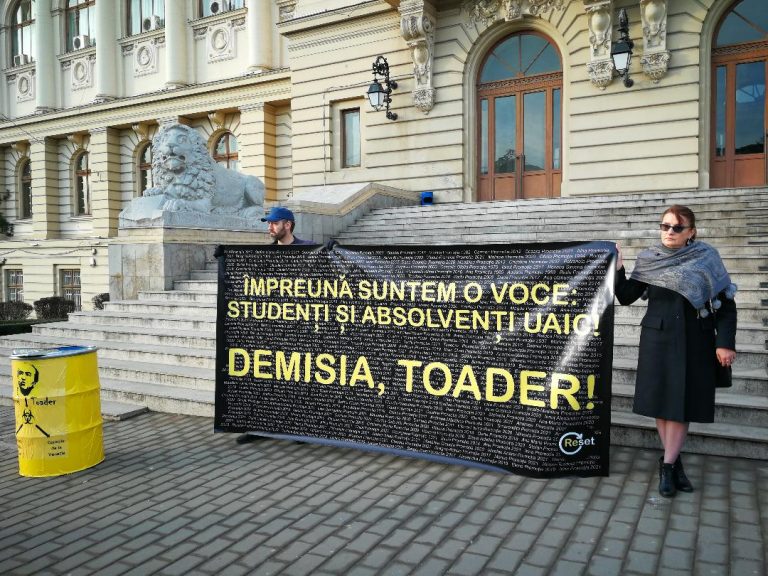 Peste 1.000 de studenți cer demisia lui Tudorel Toader din funcția de rector al Universității ”Alexandru Ioan Cuza” din Iași