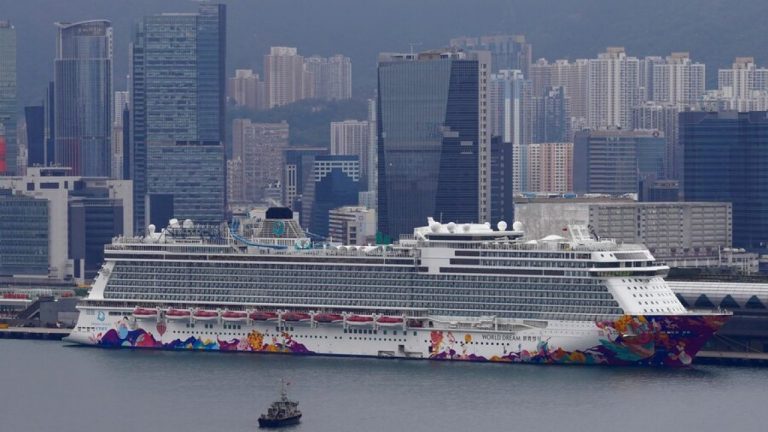 Pasagerii şi echipajul navei World Dream au debarcat în Hong Kong, după terminarea testelor medicale