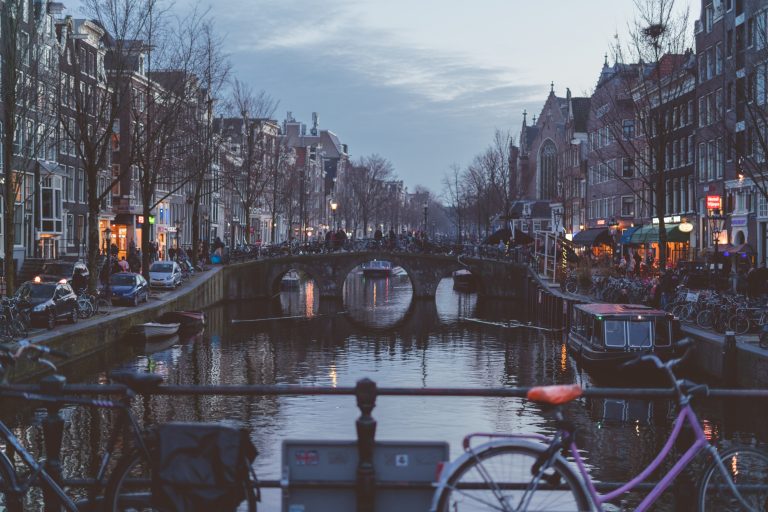 Amsterdamul ia în considerare interzicerea marijuanei pentru turiști