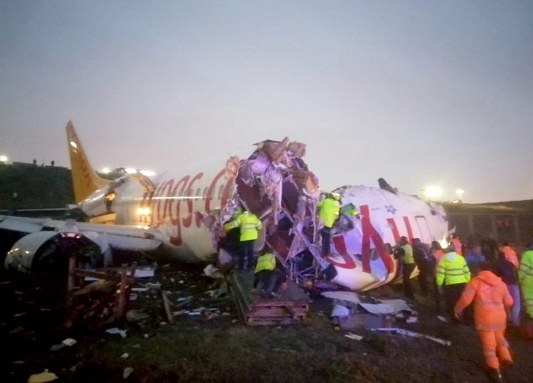VIDEO Un avion s-a rupt în două după ce a ieșit de pe pistă, la aterizare, în Turcia. Peste 120 de persoane rănite, din cele 183 aflate la bordul avionului