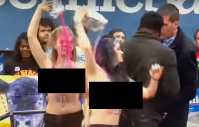 VIDEO. Protestatare în sânii goi au luat cu asalt scena în timp ce Bernie Sanders se afla în campanie în Nevada