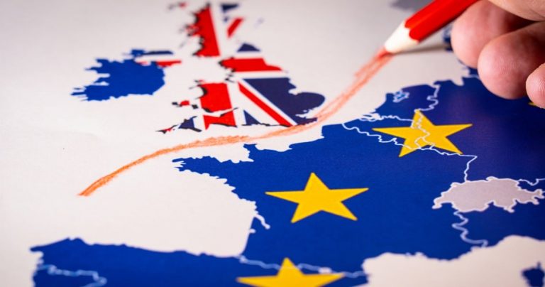 Marea Britanie amână introducerea controalelor vamale post-Brexit pentru mărfurile din UE