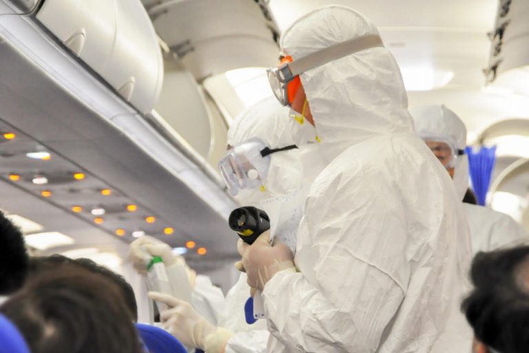 O româncă venită din China va fi preluată de medici și plasată în carantină