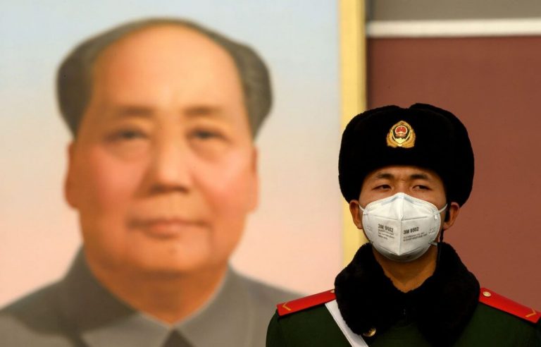 Locuitorilor din China li se permite să revină la lucru chiar şi cu COVID-19