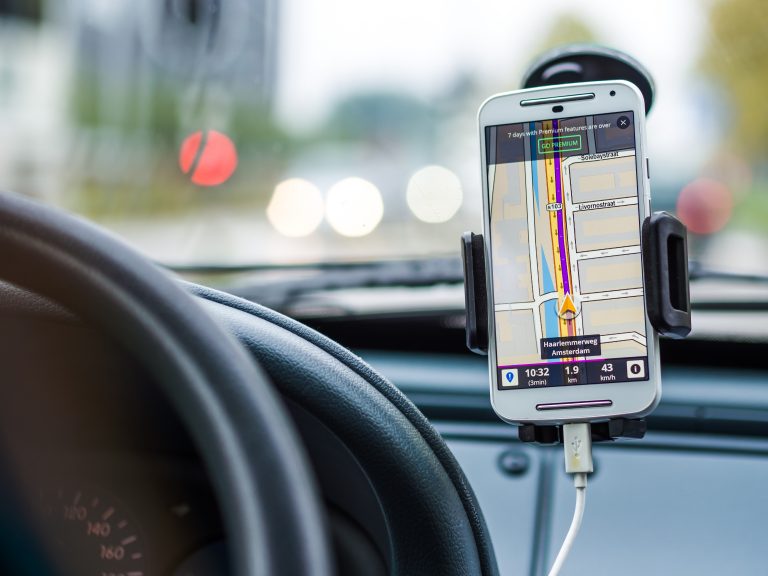 VIDEO Un german a păcălit Google Maps să devieze traficul din Berlin, după ce s-a plimbat cu 99 de telefoane mobile într-un căruț