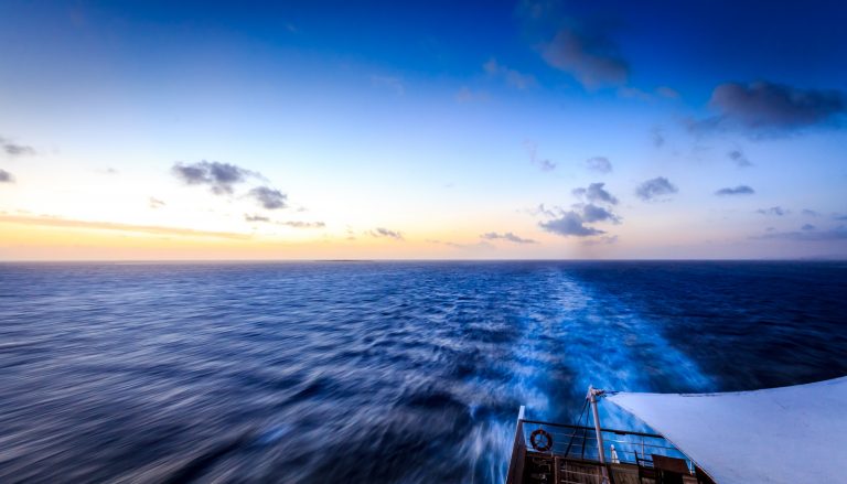 Povestea uimitoare a unei supraviețuiri în Oceanul Pacific, după o derivă de 32 de zile. „M-am ocupat de bebeluș…”