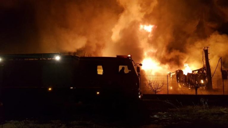 Incendiu puternic la o hală din Ilfov unde sunt bazine cu acetonă. Populația, avertizată prin RO-ALERT