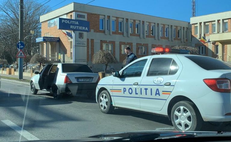 Mânia la Constanța: Un bărbat și-a incendiat autoturismul în faţa sediului Poliţiei Rutiere