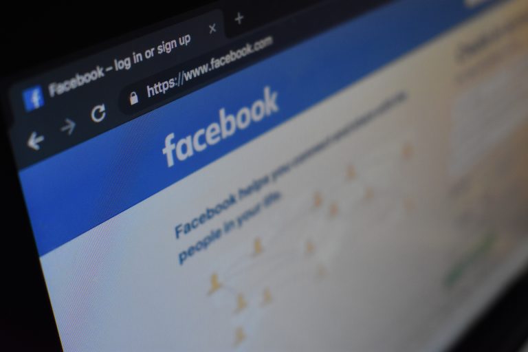 Facebook colaborează cu OMS și ia măsuri pentru a limita răspândirea de dezinformări legate de coronavirus