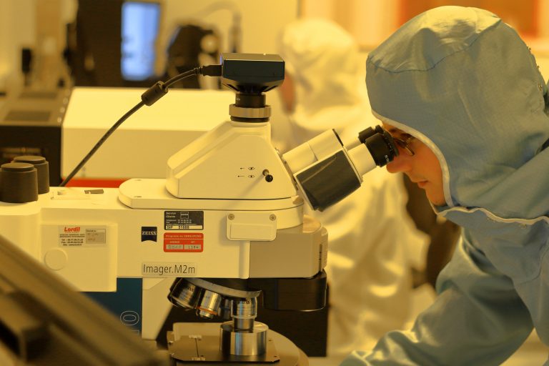FOTO. Cum arată la microscop virusul ucigaș din China