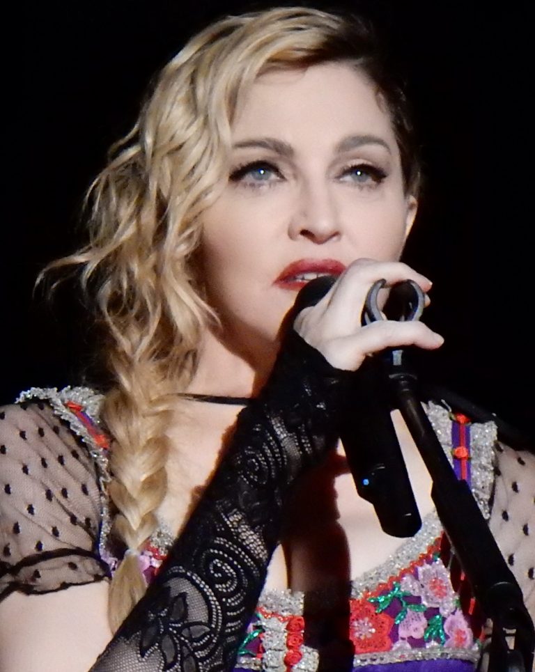 Madonna, dată în judecată de doi fani pentru că a întârziat la un concert