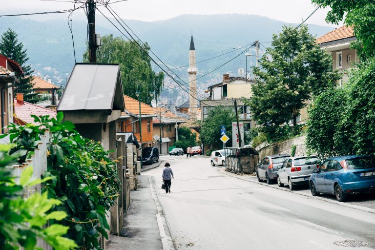 Liderilor sârbilor din Rep. Srpska agită apele în Bosnia, blocând toate instituțiile centrale. Dodik acuză un „tribunal de ocupație”