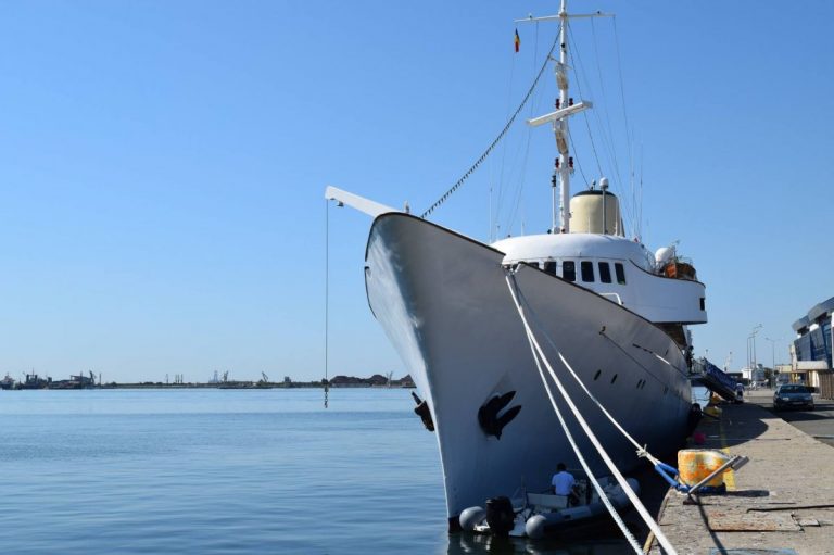 În Portul Constanţa au fost descoperite 16 containere cu gunoaie aduse cu vaporul din Marea Britanie