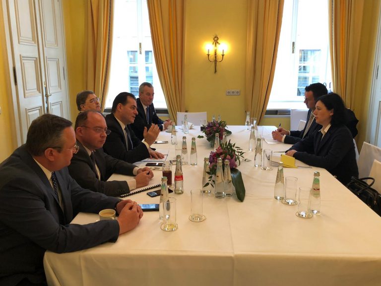 Încheierea cât mai rapidă a MCV, discutată de Orban și Vera Jourova