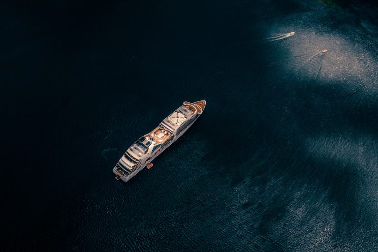 Mii de persoane se află în carantină la bordul unei nave de croazieră în Japonia, după ce a fost confirmat un caz de coronavirus