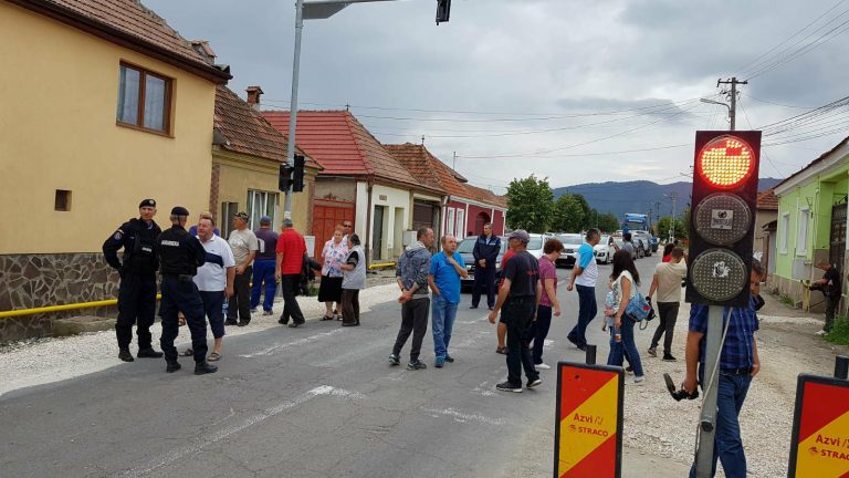 Revoltă anti-coronavirus în Buzău. Localnicii unei comune nu vor spațiu de carantină pentru eventualii bolnavi la ei în localitate și amenință cu blocarea drumului