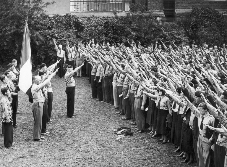 Politician italian, noaptea minții: Salutul fascist previne răspândirea coronavirusului