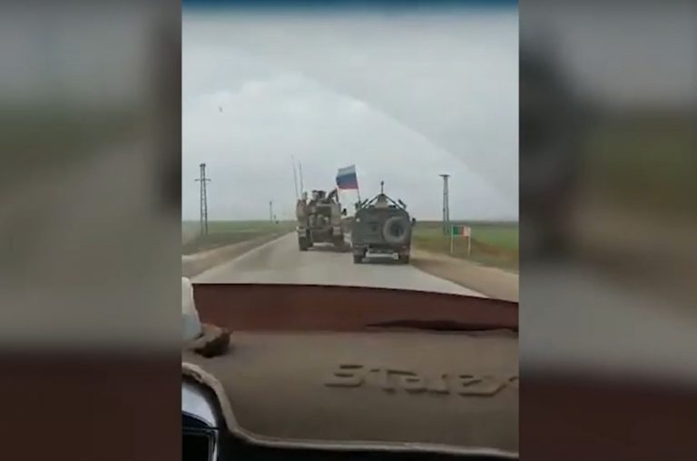 VIDEO. Tensiuni la volan în Siria: un vehicul blindat american și unul rusesc se joacă de-a „Mad Max” pe o șosea aglomerată