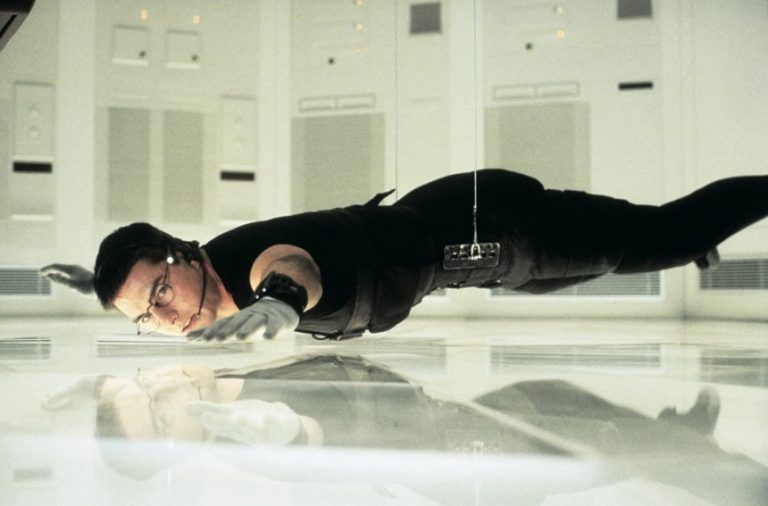 VIDEO | Misiune posibilă: Tom Cruise a aterizat cu elicopterul în grădina unei familii din Marea Britanie