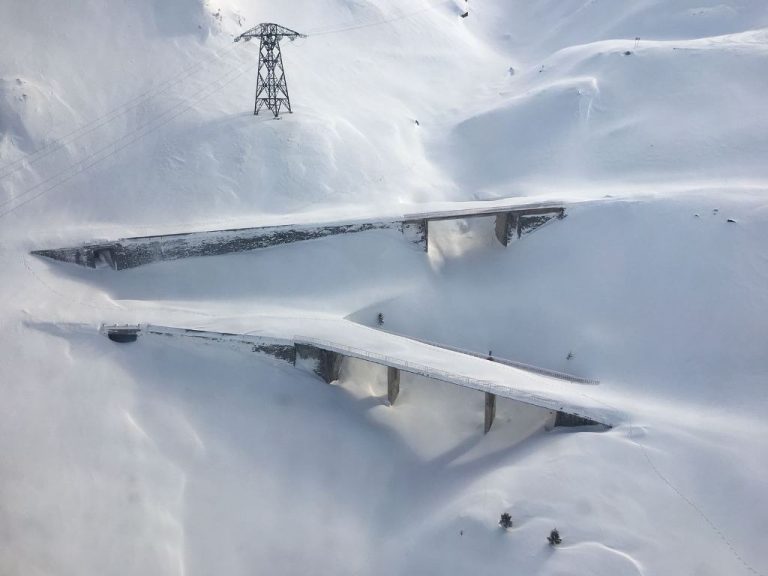 FOTO. Cum arată Transfăgărășanul iarna, complet acoperit de zăpadă