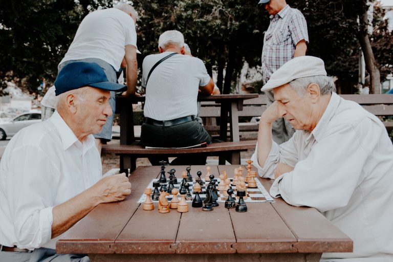 Sondaj „disident” în presa maghiară, care arată că viața pensionarilor din România este mai bună decât a celor din Ungaria