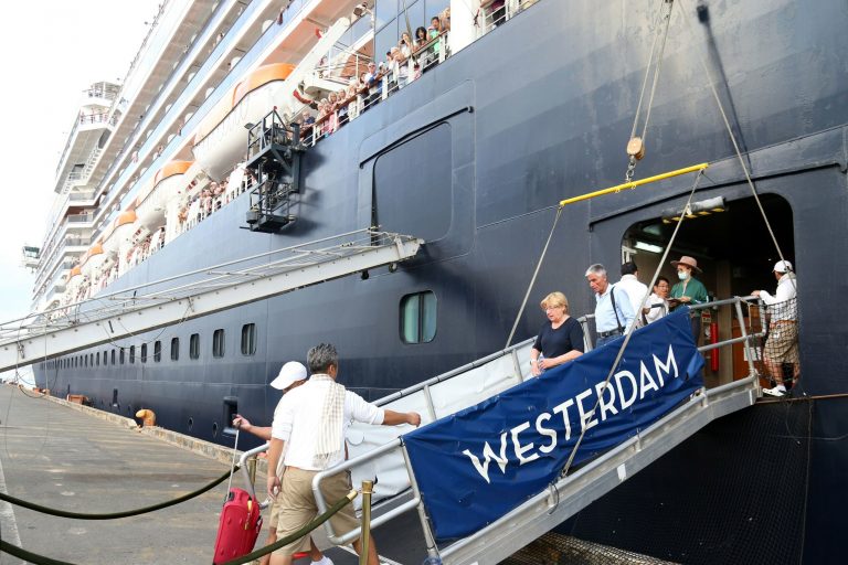 Pasagerii vasului de croazieră Westerdam, căutaţi după confirmarea unei infecţii cu coronavirus