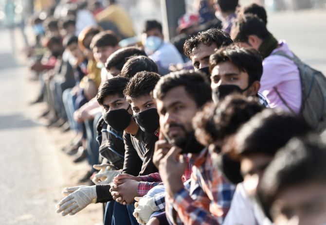 Italia, disperată după mână de lucru:  penuria de români și polonezi, din cauza Covid, salvează 200.000 de migranţi ilegali