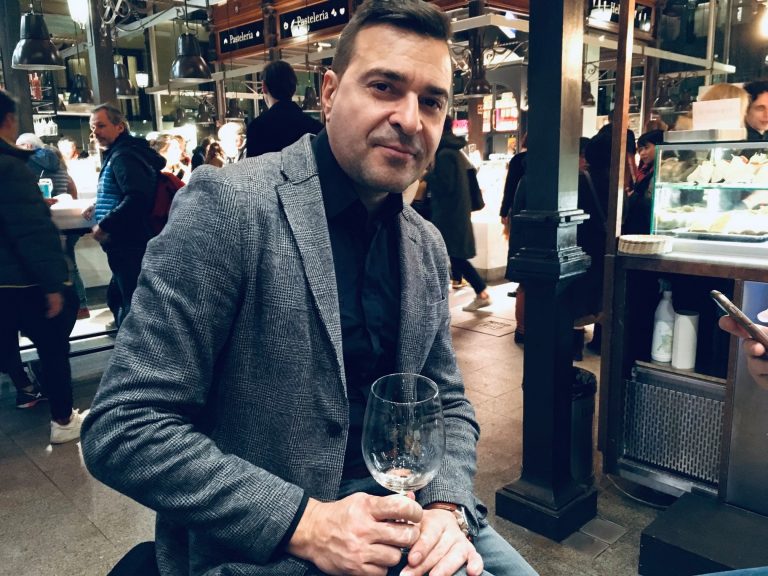 Un „cuțit enorm”. Jurnalist bulgar de investigații, bătut cu bestialitate la Sofia