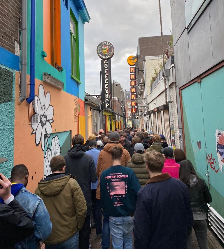 VIDEO | Cozi la magazinele de marijuana din Amsterdam, căci se închid. Restricții în Cartierul roșu