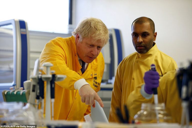 Boris Johnson: Joi a început testarea unui vaccin, cu un pacient britanic cu boala COVID-19