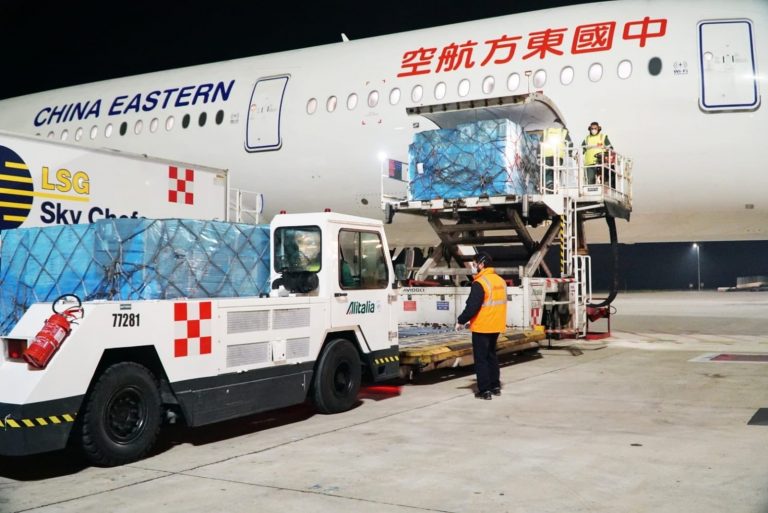De la „Drumul Mătăsii” la „Drumul Coronavirusului”. Un avion special al Chinei a aterizat la Roma, cu ventilatoare și electrocardiografe la bord