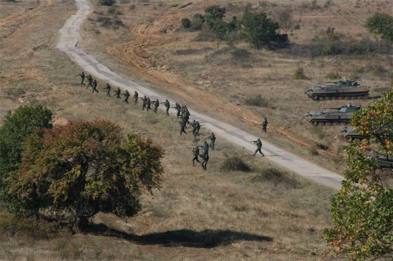Armata bulgară este pregătită să intervină la graniță pentru a stopa un val de refugiați, anunță ministrul bulgar al Apărării