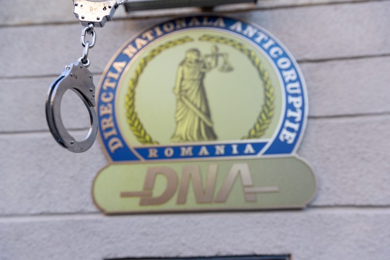 Director din Ministerul Educaţiei, arestat pentru luare de mită şi spălare de bani