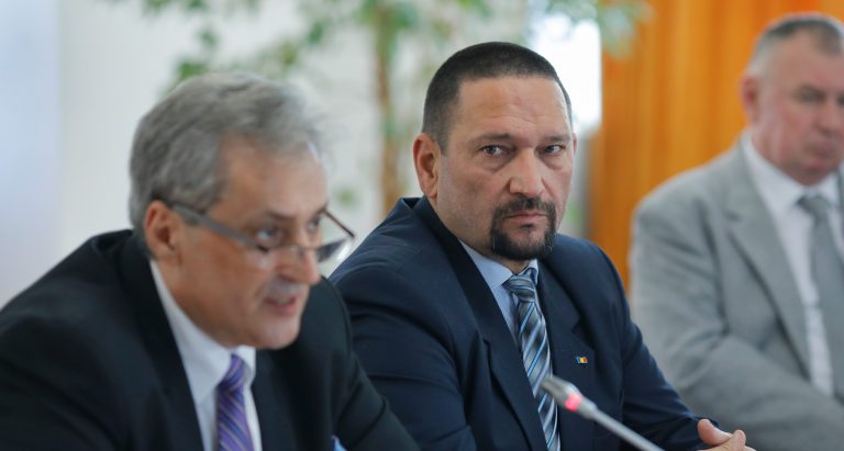 Vela și Berbeceanu demontează manipulările despre starea de urgență: S-a lucrat non-stop la nota de fundamentare. Țara nu va fi blocată