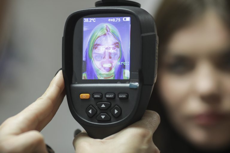 Coronavirusul sau atracția magnetică dintre pandemii și teoria conspirației